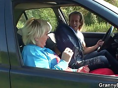 Granny gets screwed in the car